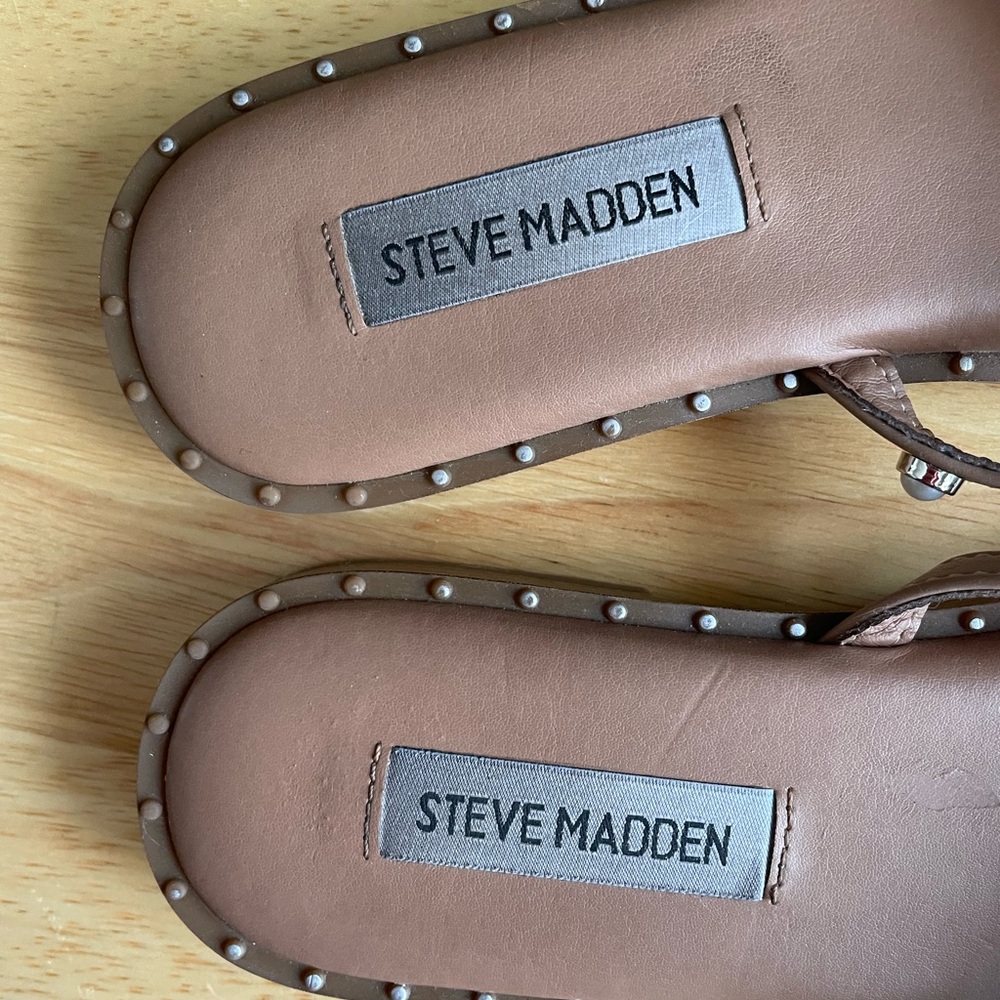 Steve Madden 3 strap, faux pearl, size 6.5, 1/2” heel open toe sandal - Picture 3 of 9